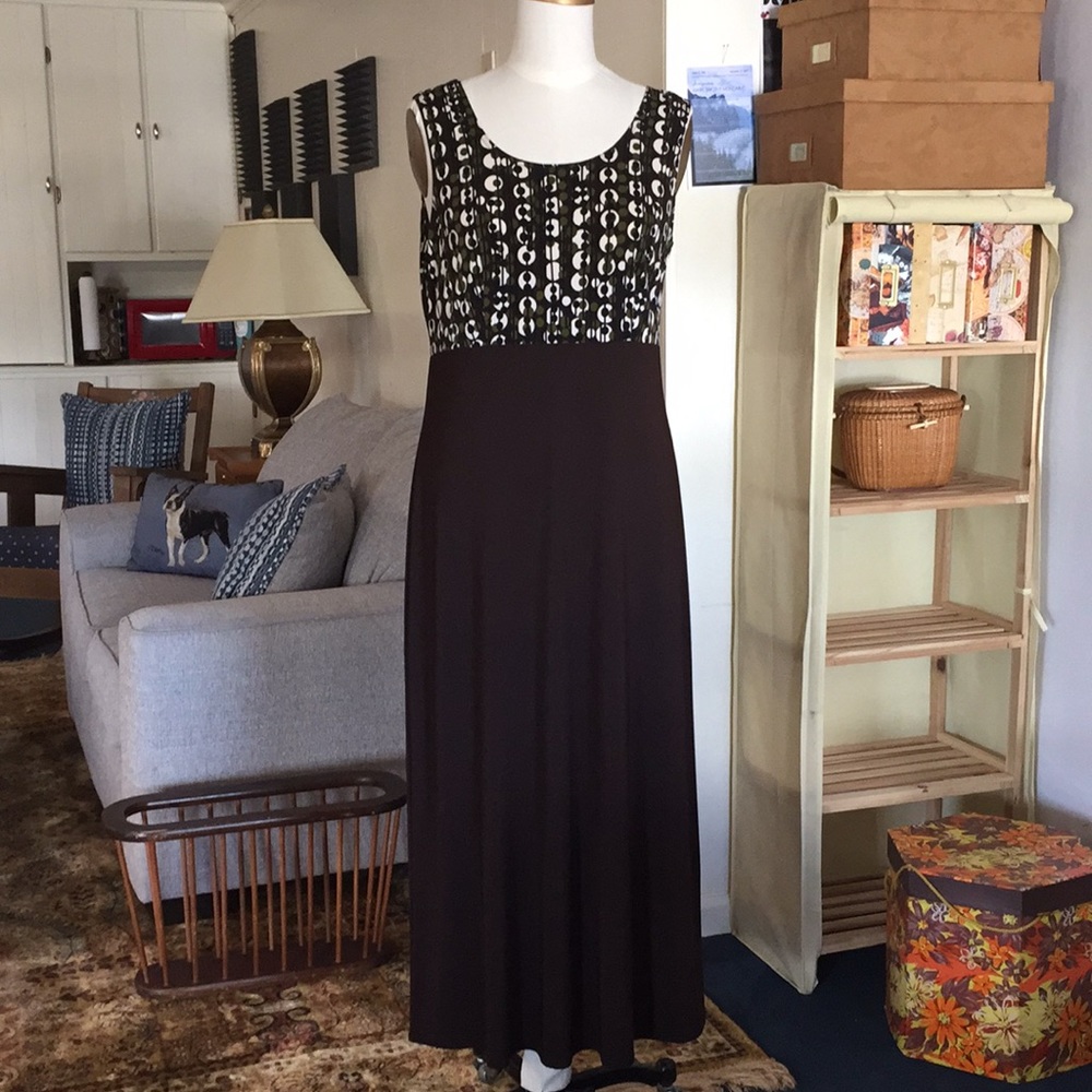 Sleeveless brown geometric maxi dress.